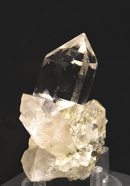 Klare Bergkristallgruppe| (gleiche Stufe wie vorheriges Bild) H: ca. 11 cm; F: Göscheneralp; Sammlung: Paul Herger