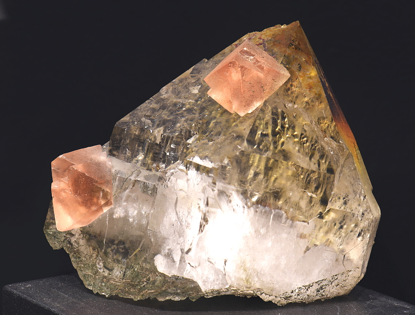 Rosafluorit auf Bergkristall| B: ca. 7 cm; F: Göscheneralp; Sammlung: Bruno Zwyssig †