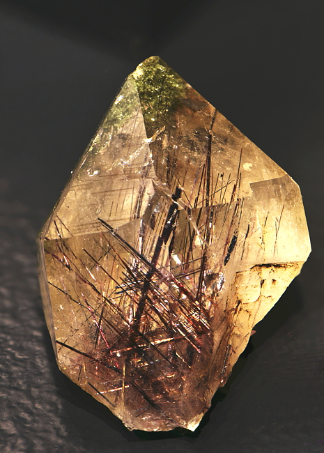 Rutilsagenit in Quarz mit wenig Chlorit| B: ca. 3 cm; F: Furka; 