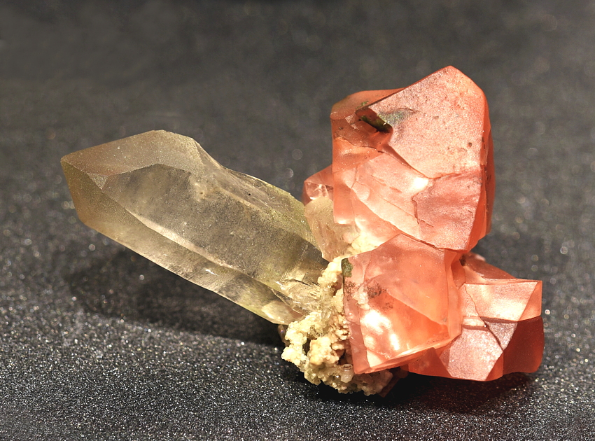 Rosafluorit mit Bergkristall| B: ca. 5 cm; F: Göscheneralp; Sammlung: Martin Russi