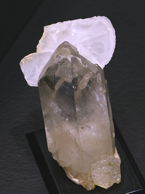 Calcit auf Bergkristall| H: ca. 7 cm; F: Lötschental; Sammlung: Ruedi Liechti