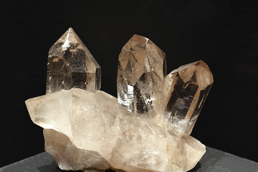 Bergkristall Gruppe| B: 8 cm; F: Göscheneralp, UR; Sammlung: Markus Mattli