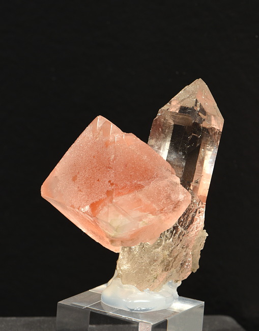 Rosafluorit auf Bergkristall| H: 5 cm; F: Göscheneralp, UR; Sammlung: Christoph Betschart, Joel Regli, Thomas Betschart, Thomas Steinbrugger