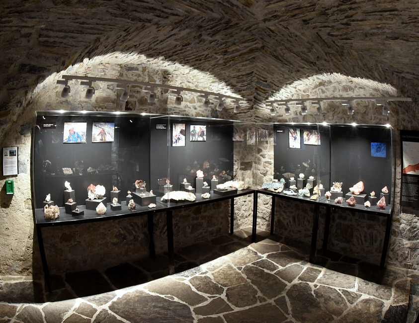 Die Fluorit-Schatzkammer| wohl einer der besten alpinen Fluorit-Ausstellungen der Schweiz