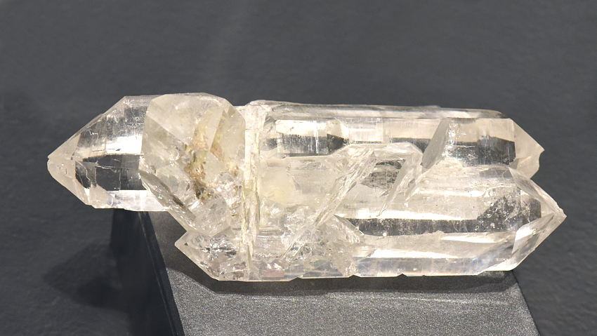 Bergkristall-Doppelender| (mit Abdrücken von losgelöstem Calcit) LK: 9 cm; F: Cavrein, GR; Sammlung: Franco Isepponi