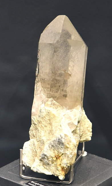 Bergkristallspitze auf Matrix| H: 10 cm; F: Maderanertal, UR; Sammlung: Heinz Infanger