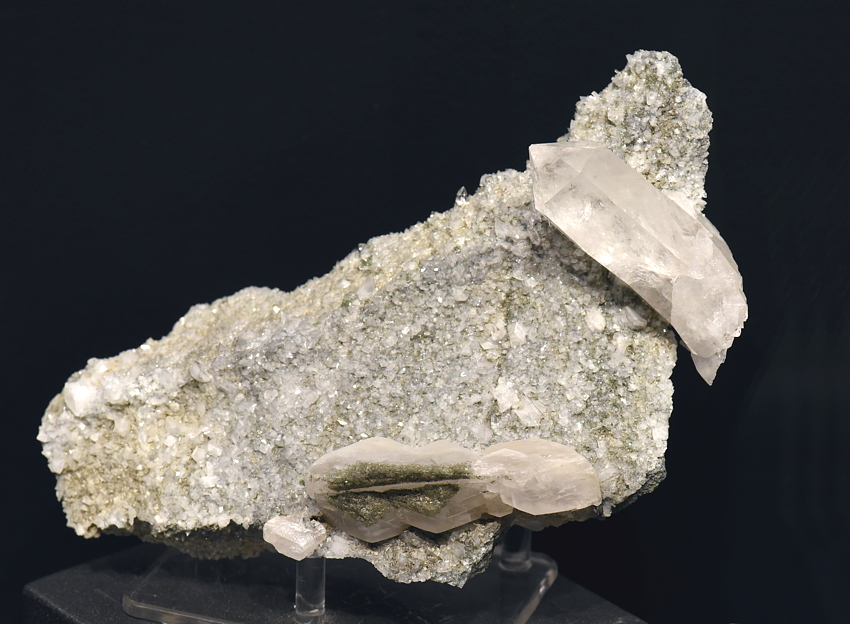 Bergkristall mit Calcit| B: 12 cm; F: Maderanertal, UR; Sammlung: Heinz Infanger