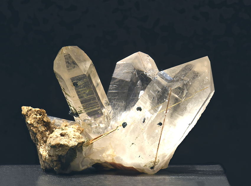 Bergkristallgruppe mit Rutil und Hàmatit| B: 6 cm; F: Riental, UR; Sammlung: Thilo Arlt