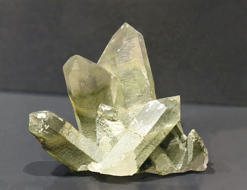 Bergkristallgruppe mit Chlorit| B: 7 cm; F: Riental, UR; Sammlung: Thilo Arlt