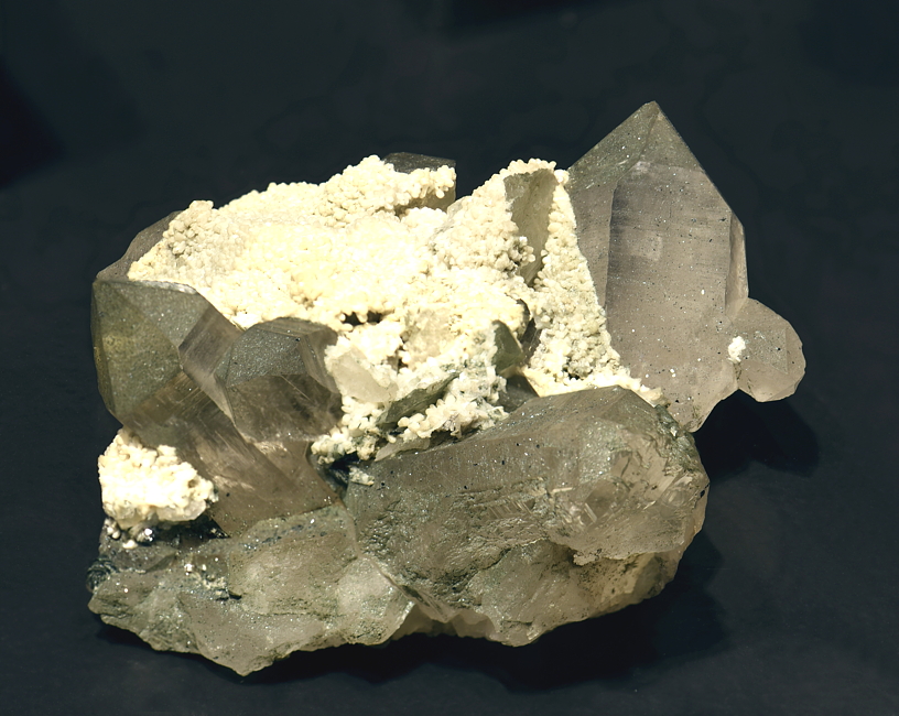 Bergkristallgruppe mit Stilbit| B: 8 cm; F: Riental, UR; Sammlung: Thilo Arlt