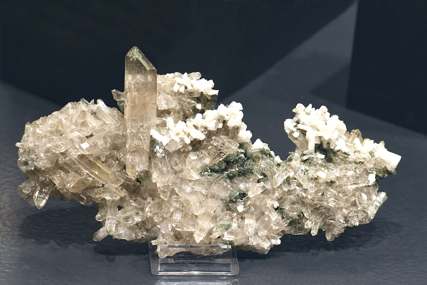 Bergkristall mit Albit| B: 10 cm; F: Mährenhorn, UR; Sammlung: Daniel und Christian Schimmer