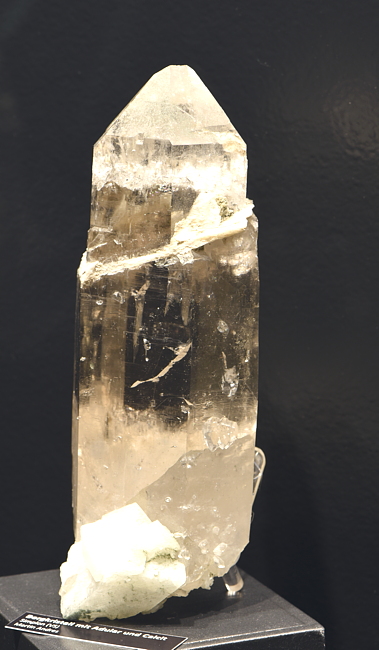 Bergkristall mit Adular und Chlorit| H: 10 cm; F: Simplon, VS; Sammlung: Martin Andres