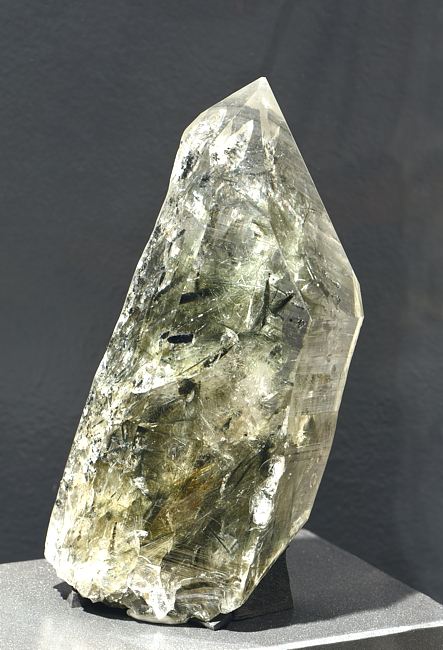 Bergkristall mit Amianth-Einschluss| H: 10 cm; F: Alp Sella, TI; Sammlung: Gilberto Leonardi