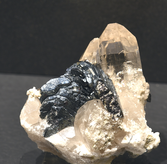 Eisenrose auf Bergkristall| H: 6 cm; F: Alpe die Fieud, TI; Sammlung: Bruno Schaub