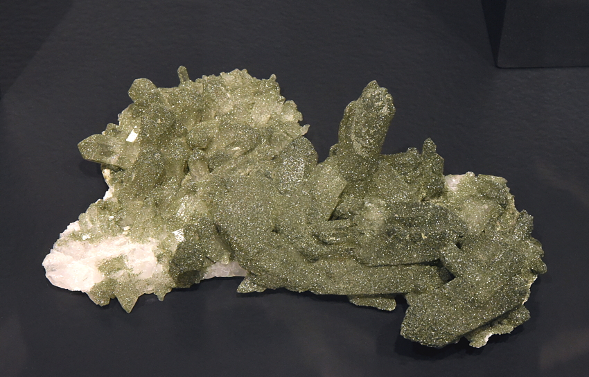 Bergkristallgruppe mit Chlorit| B: 14 cm; F: Maderantertal, UR; Sammlung: Heinz Infanger