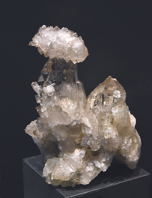 Bergkristallgruppe mit 'Hut'| H: 14 cm; F: Grimsel, BE; Sammlung: Bruno Schaub