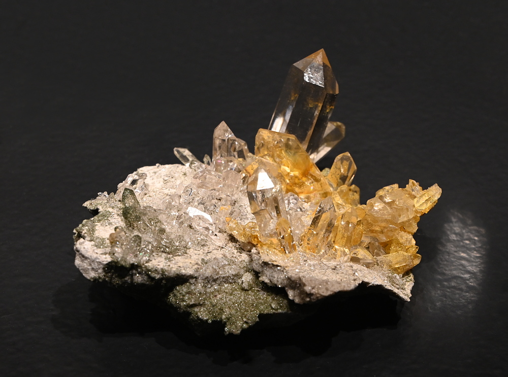 Bergkristallgruppe mit Limonit| B: 8 cm; F: Maderanertal, UR; Sammlung: Sepp Tresch