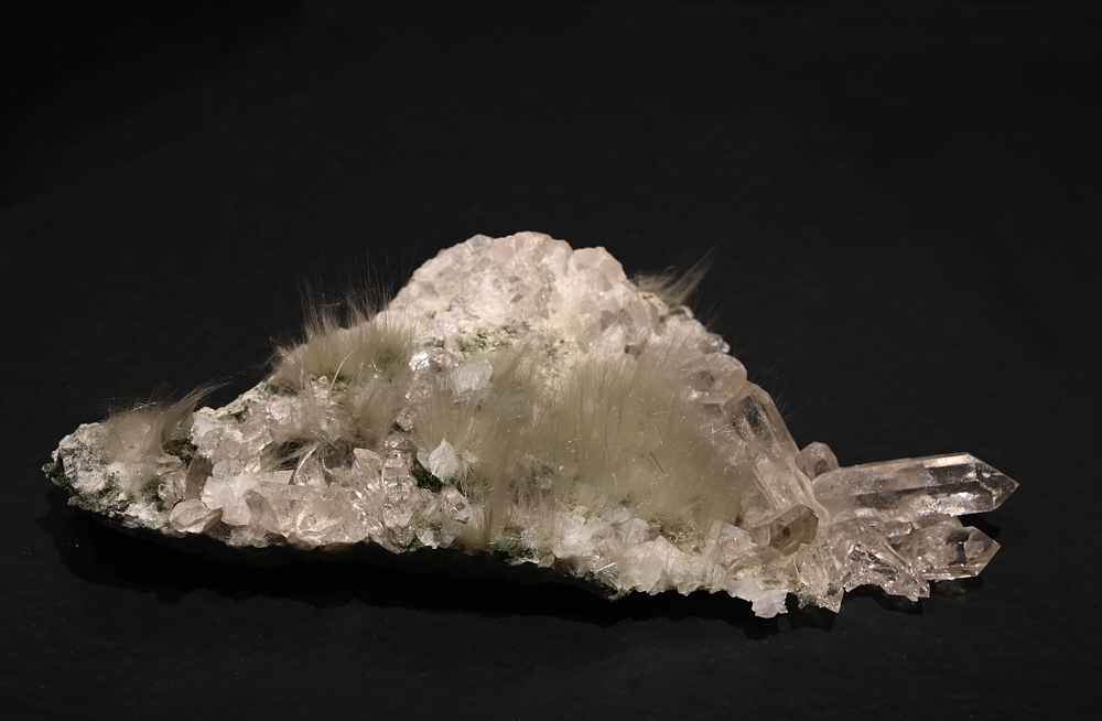 Amiant und Bergkristall auf Matrix| B: 12 cm; F: Maderanertal, UR; Sammlung: Sepp Tresch