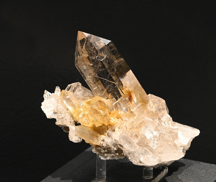 Bergkristallgruppe mit Limonit| H: 8 cm; F: Maderanertal, UR; Sammlung: Sepp Tresch