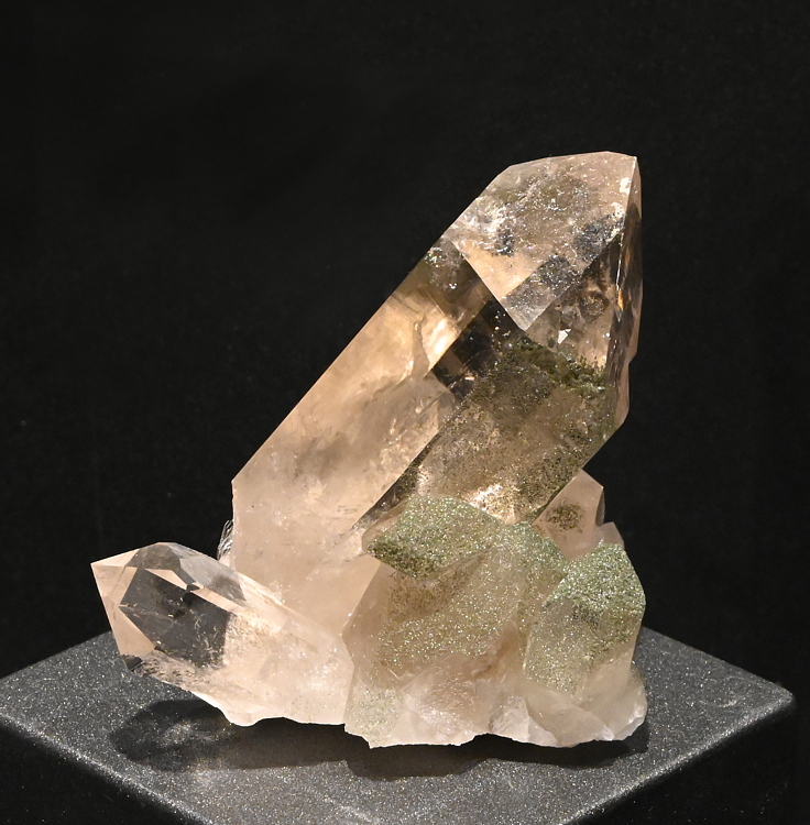 Bergkristallgruppe mit wenig Chlorit| H: 8 cm; F: Maderanertal, UR; Sammlung: Sepp Tresch