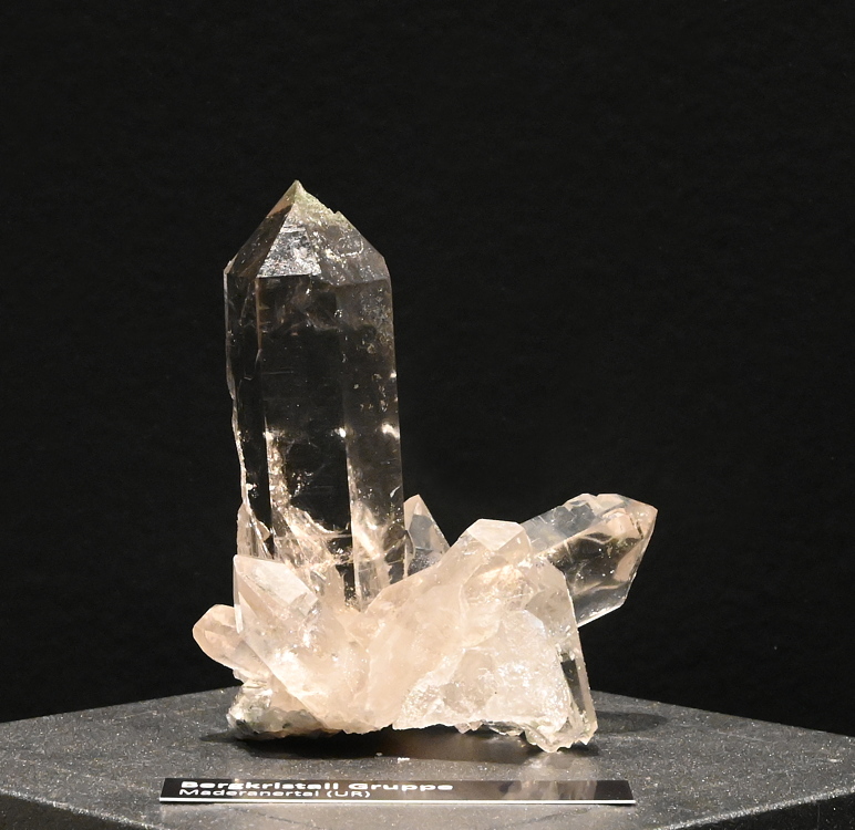 klares Bergkristallgrüppchen| H: 6 cm; F: Maderanertal, UR; Sammlung: Sepp Tresch