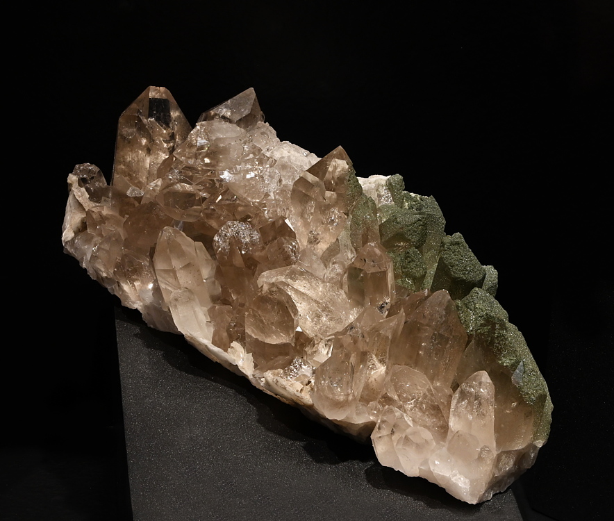 Bergkristallgruppe mit Fadenquarz und Calcit| B: 17 cm; F: Maderanertal, UR; Sammlung: Sepp Tresch