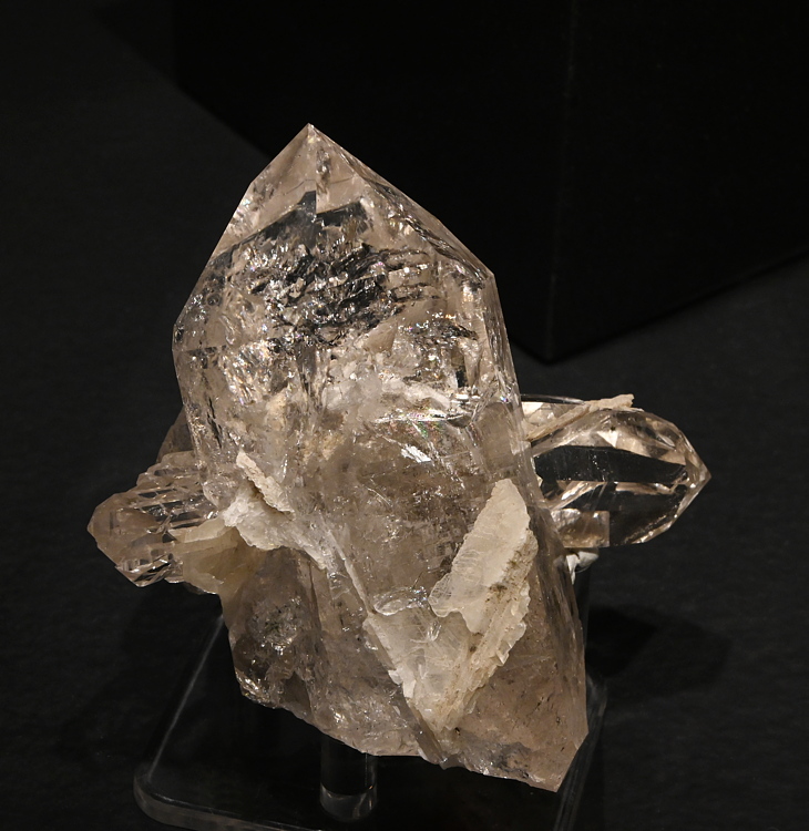 Bergkristallgrüppli mit Papierspat| H: 7 cm; F: Maderanertal, UR; Sammlung: Sepp Tresch