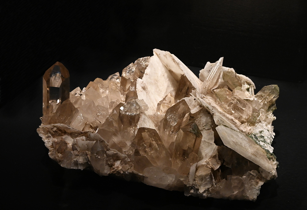 Bergkristallgruppe mit Papierspat| B: 15 cm; F: Maderanertal, UR; Sammlung: Sepp Tresch