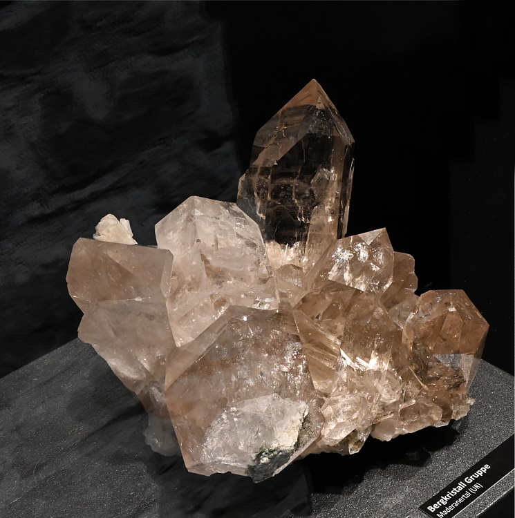 Bergkristallgruppe| H: 8 cm; F: Maderanertal, UR; Sammlung: Sepp Tresch
