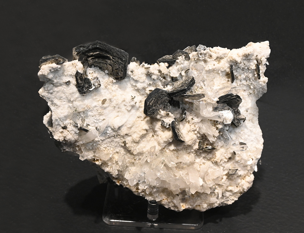 Muskovit mit Bergkristall| B: 12 cm; F: Leventina, TI; Sammlung: Andri Marti, Richard Meyer, Remo Zanelli