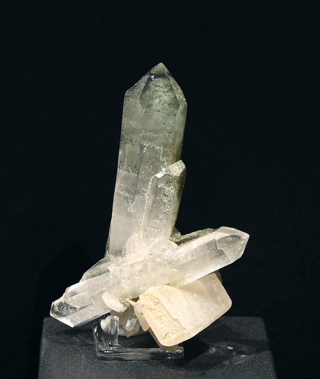 Bergkristallgruppe mit Chloritphantom| H: 10 cm; F: Beverin, GR; Sammlung: Walter Brunner