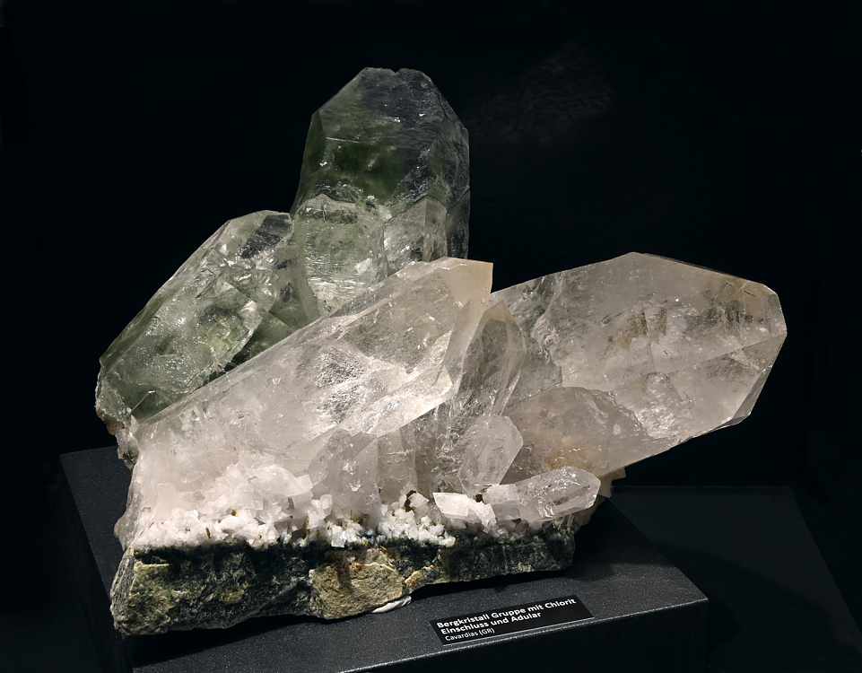 Bergkristallgruppe mit Chloriteinschluss und Adular| B: 18 cm; F: Cavardiras, GR; Sammlung: Walter Brunner