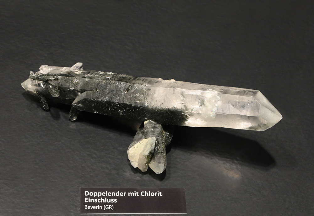 Quarz-Doppelender mit Chloriteinschluss| LK: 12 cm; F: Beverin, GR; Sammlung: Walter Brunner