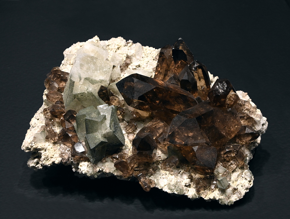 Rauchquarz-Gruppe mit Adular-Mehrlingen teilweise mit Chlorit| B15: X cm; F: Galmihorn, VS; Sammlung: Felix Spahr