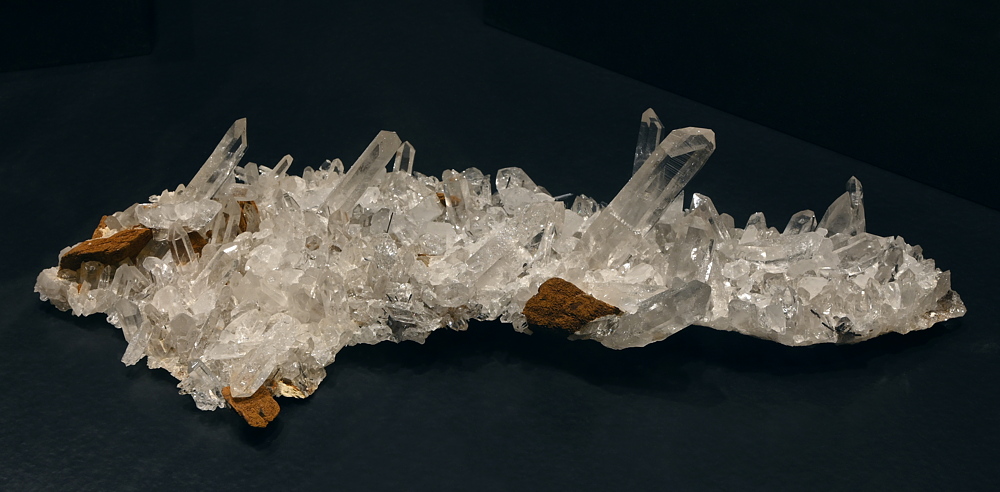Bergkristall mit Siderit und Rutil| B: 17 cm; F: Lukmanierschlucht, GR; Sammlung: Simon Flepp