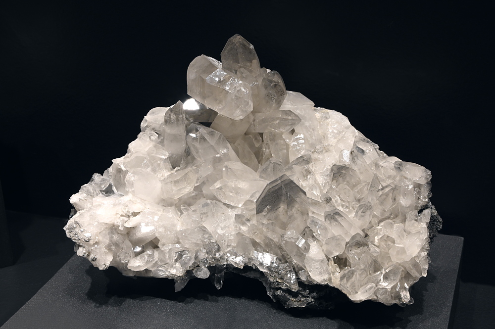 Bergkristall-Gruppe mit Phantom| B: 18 cm; F: Piz Regina, GR; Sammlung: Simon Flepp