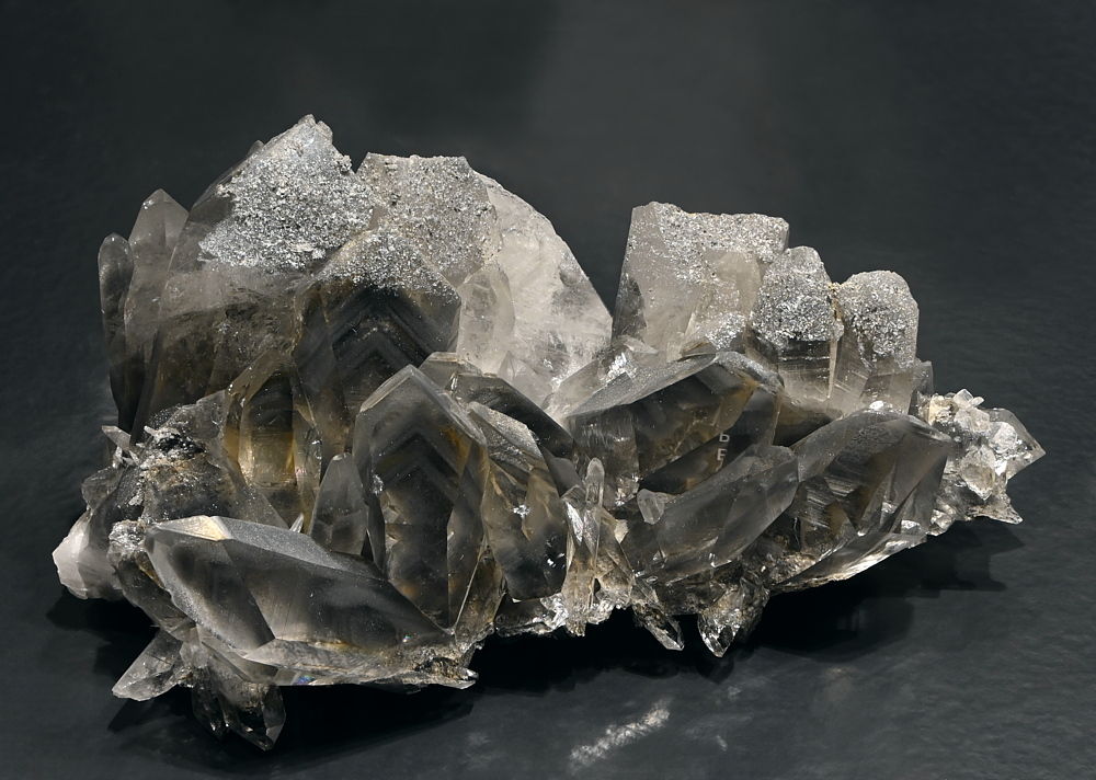 Bergkristall-Gruppe mit Schieferphantom| B: 11 cm; F: Piz Regina, GR; Sammlung: Simon Flepp