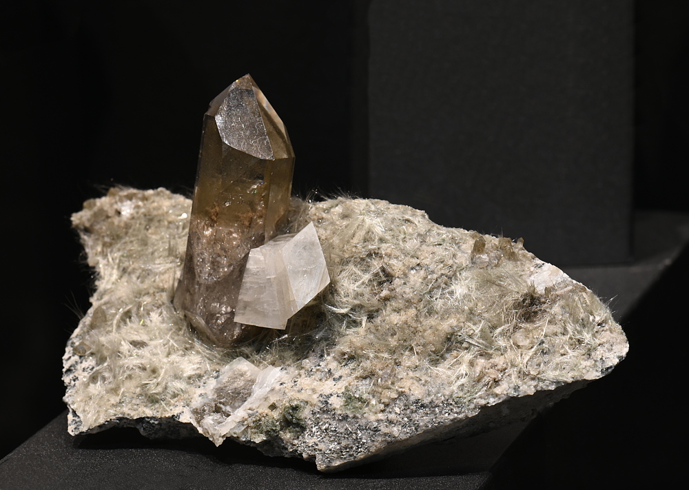Bergkristall mit Amiant und Adular| B: 11 cm; F: Maderanertal, UR; Sammlung: Sepp Tresch †