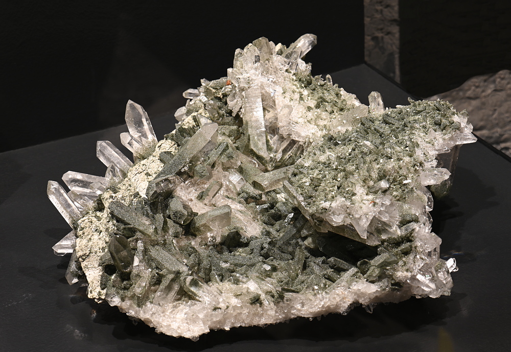Bergkristall-Stufe mit Chlorit| B: 30 cm; F: Cavrein, GR; Sammlung: Fidel Levy