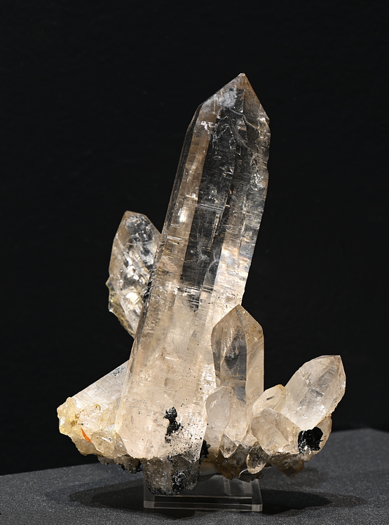 Bergkristall mit Hämatait| H: 13 cm; F: Lampertschalp, Vals, GR; Sammlung: Josef Rieder