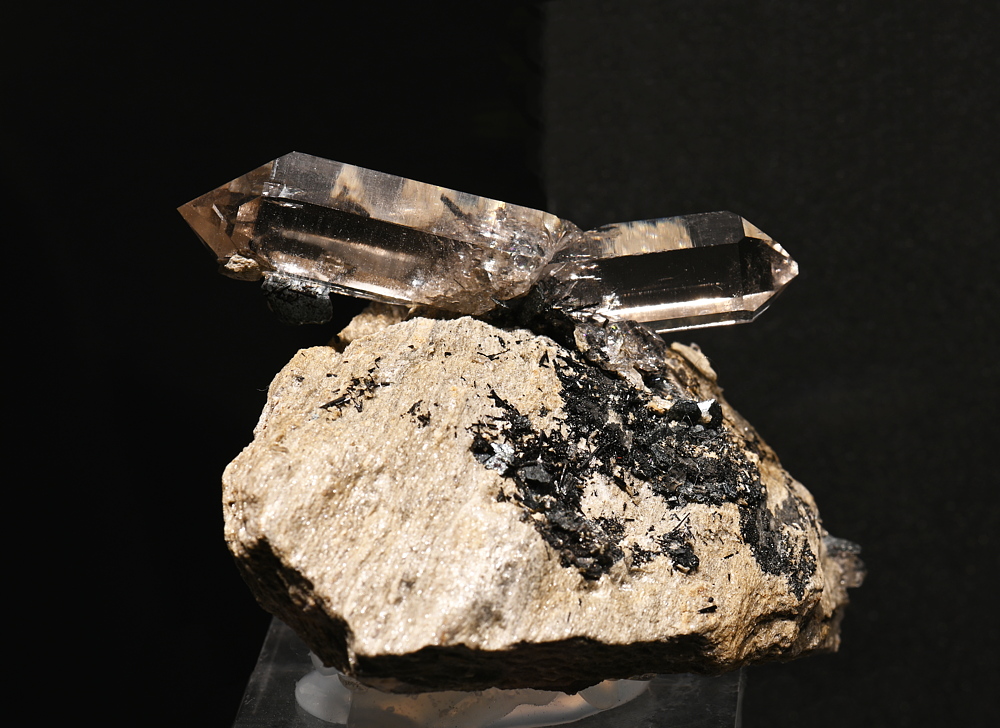 Bergkristall mit Hämatit auf Matrix| B: 7 cm; F: Cavradi, GR; Sammlung: Marco Monn