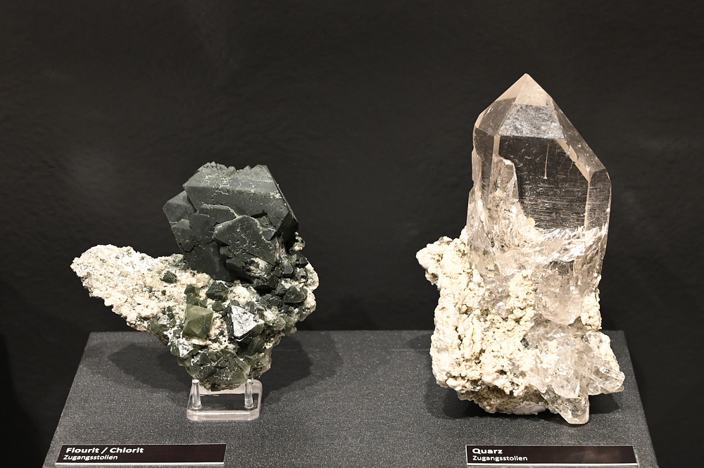 Fluorit mit Chlorit auf Matrix (links) und Quarz (rechts)| H (Quarz): 7 cm; F: Zugangsstollen, 2. Gotthard Strassentunnel UR; Sammlung: Kanton Uri