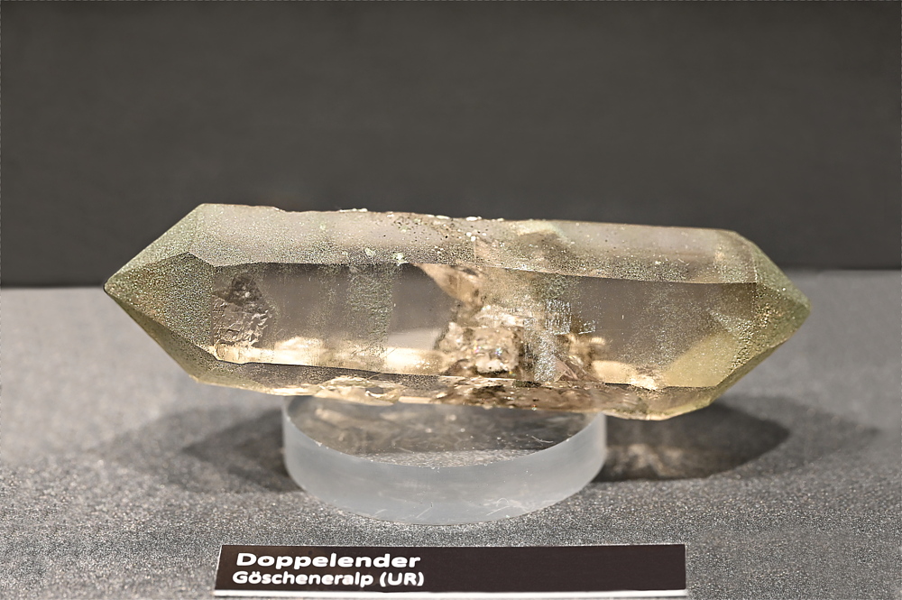 Bergkristall Doppelender| B: 9 cm; F: Göscheneralp UR; Sammlung: Emanuel und Matthias Tschopp