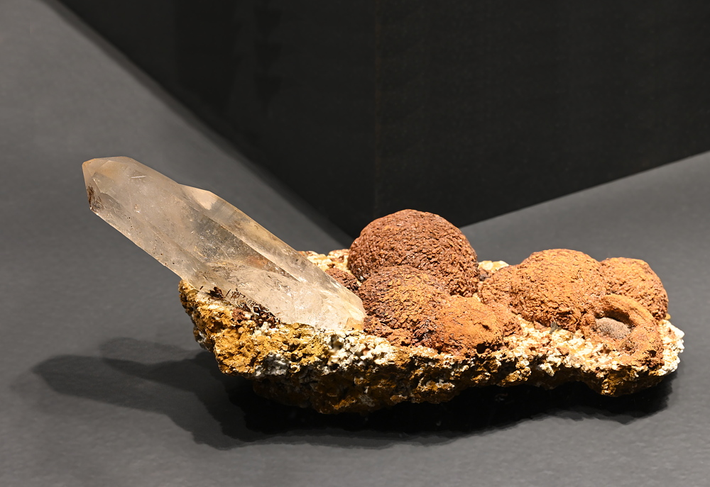 Bergkristall und Ankerit auf Matrix| B: 7 cm; F: Grimsel BE; Sammlung: Beat Teige