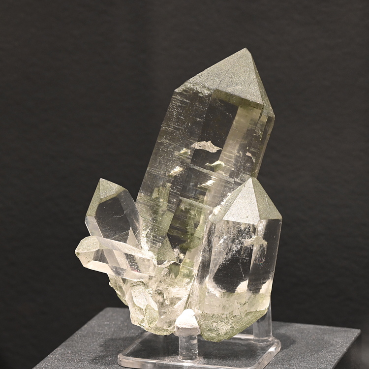 Klare Bergkristallgruppe mit wenig Chlorit| H: XX cm; F: Gotthard Strassentunnel; Sammlung: Franz Walker †