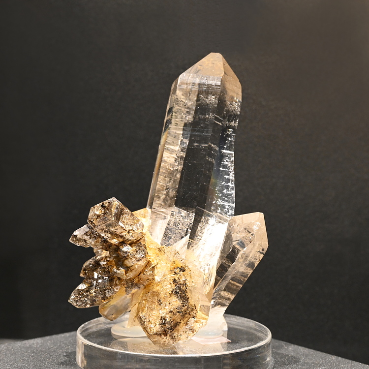Bergkristall mit Glimmer| H: 8 cm; F: Sella, Gotthard TI; Sammlung: Kurt Koch