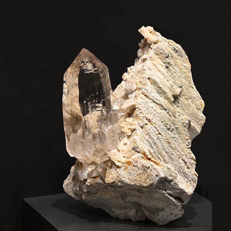 Klare Quarzspitze mit Periklin auf Matrix| H: 20 cm; F: Oberwald VS; Sammlung: Kurt Koch