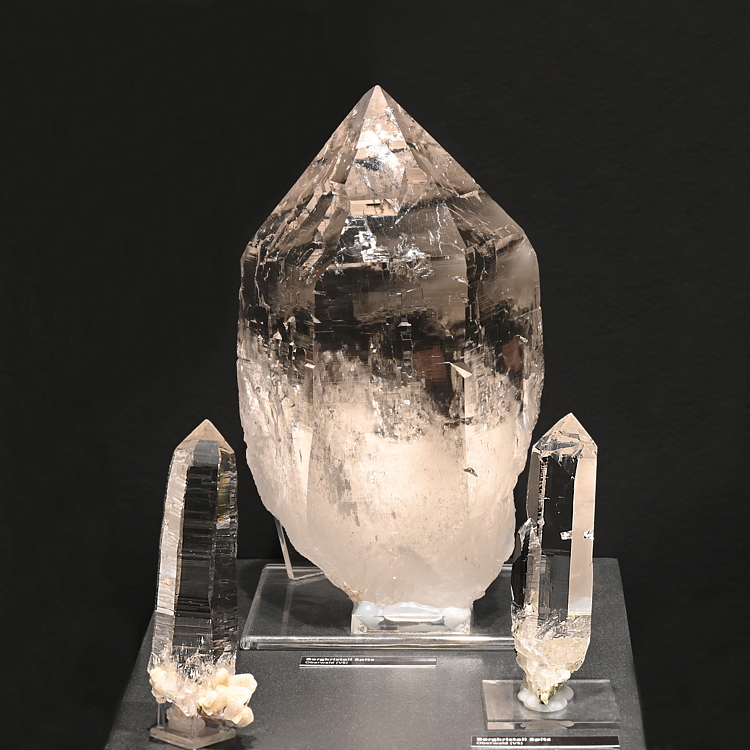 Klare Bergkristall-Spitzen| H (grosse Spitze): 18 cm; F: Oberwald VS; Sammlung: Kurt Koch