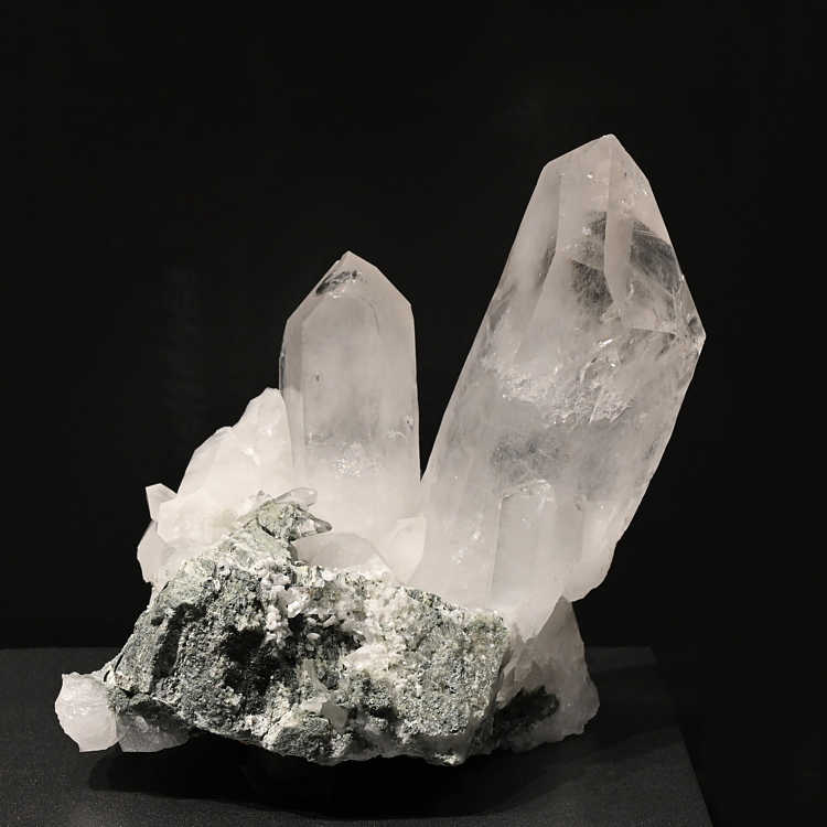 Bergkristallgruppe auf Matrix| H: 12 cm; F: Safiental GR UR; Sammlung: Christian Brodmann
