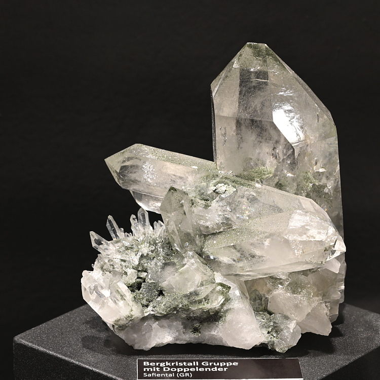 Bergkristall-Gruppe mit Doppelender und Chlorit| H: 8 cm; F: Safiental GR UR; Sammlung: Christian Brodmann